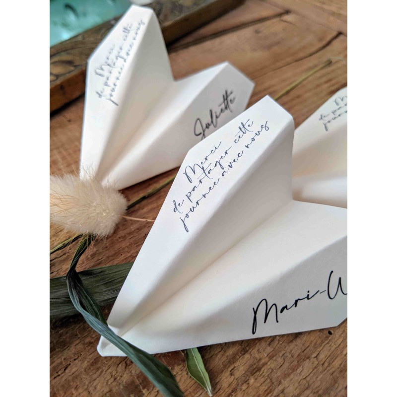 marque-place-avion-origami-original-personnalise-theme-voyage-sur-mesure-porte-noms