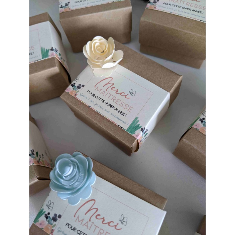 mini-boite-kraft-bougie-personnalisee-idee-cadeau-maitresse-coeur-merci-maitre-nounou-atsem